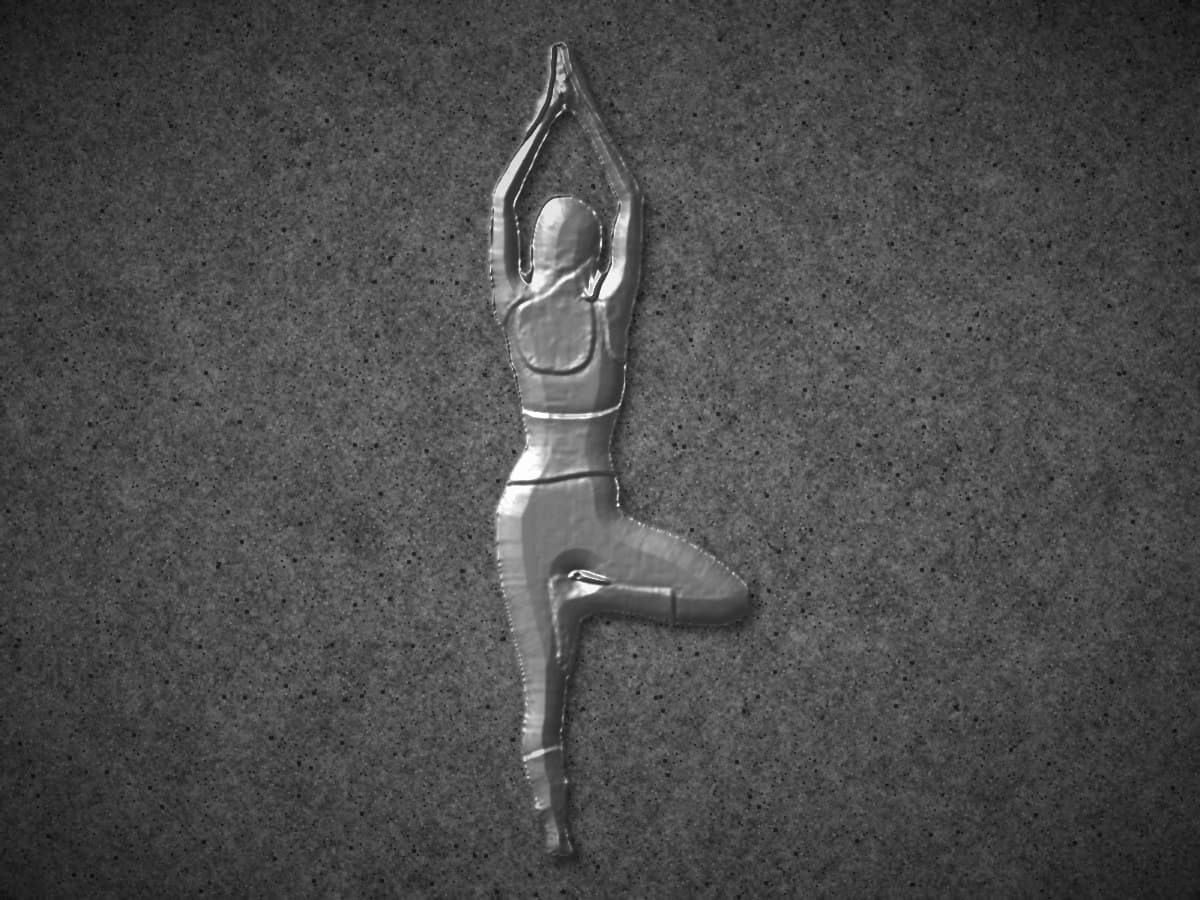 Frau in der Baum-Pose von hinten, als metallisch geprägtes Relief auf Granit